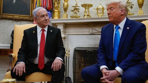 U.S. President Donald Trump and Israeli Prime Minister Benjamin Netanyahu meet at the White House in Washington, U.S., February 4, 2025. REUTERS/Elizabeth Frantz Purchase Licensing Rights