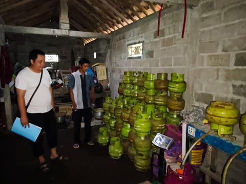 Polda Jateng membongkar aksi pengoplosan LPG 3 kg ke tabung nonsubsidi 12 kg di Desa Kentengrejo, Purwodadi, Purworejo. Diunggah Rabu (5/2/2025).