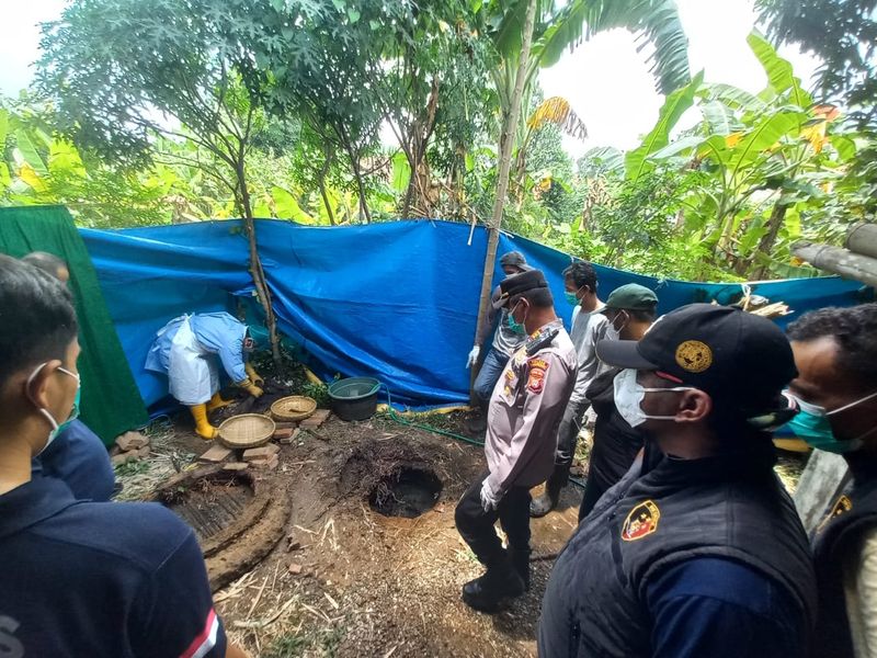 Polisi bongkar septic tank berisi kerangka istri pembunuh pegawai koperasi (dok. Istimewa)