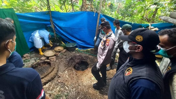 Polisi bongkar septic tank berisi kerangka istri pembunuh pegawai koperasi (dok. Istimewa)