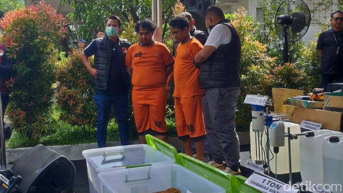 Polisi membekuk 2 orang berinisial HP (34) dan AA (23) saat gerebek pabrik narkoba jenis tembakau sintetis di Sentul, Bogor. Kedua pelaku saat itu sedang nyabu. (M Sholihin/detikcom)