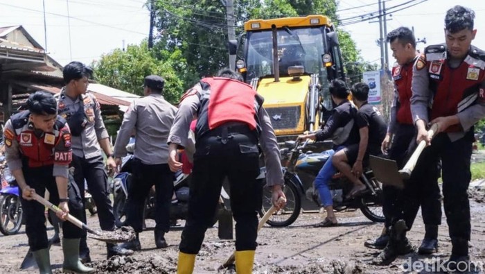 Polisi membersihkan dampak banjir Situbondo