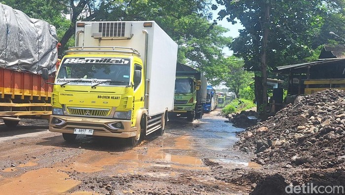 Polisi menerapkan buka tutup alur jalan untuk mengurangi kemacetan
