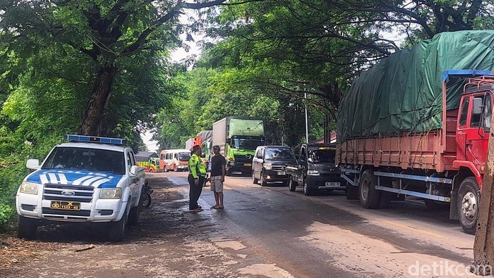 Polisi menerapkan buka tutup alur jalan untuk mengurangi kemacetan
