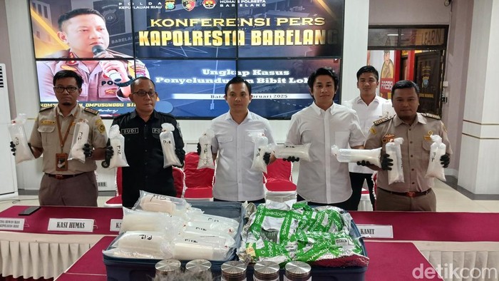 -Polisi temukan koper berisikan benih lobster yang akan dikirim ke Singapura menggunakan kapal penumpang.(Alamudin Hamapu/detikSumut)