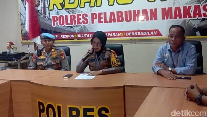 Polsek Pelabuhan Soetta Makassar saat merilis kasus aparat cekcok dengan pedagang asongan.