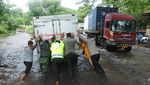 Potret Banjir yang Bikin Jalan Pantura Situbondo Macet