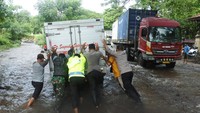 Banjir itu sempat mengakibatkan kemacetan sekitar 8 kilometer dari arah Surabaya ke Banyuwangi dan sebaliknya.