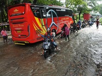 Potret Banjir yang Bikin Jalan Pantura Situbondo Macet