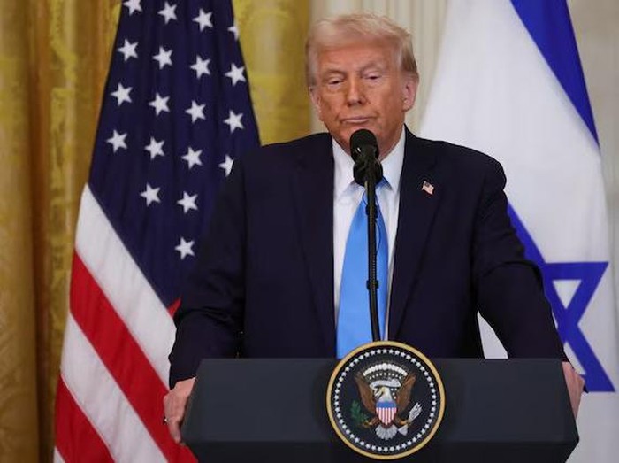 U.S. President Donald Trump looks on as he holds a joint press conference with Israeli Prime Minister Benjamin Netanyahu in the East Room at the White House in Washington, U.S., February 4, 2025. REUTERS/Leah Millis Purchase Licensing Rights