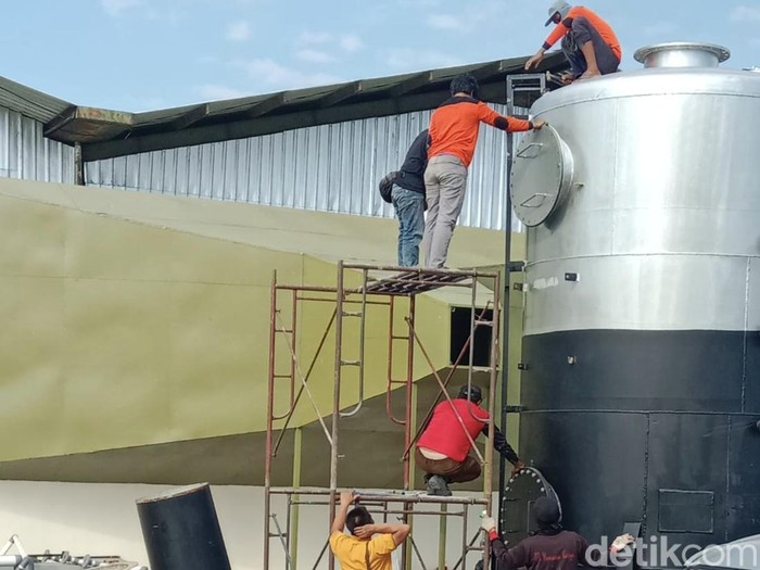 Proses instalasi reaktor pengendali bau dengan duchting yang terhubung dengan blower TPST Sendangsari Minggir, Sleman, Rabu (5/2/2025).
