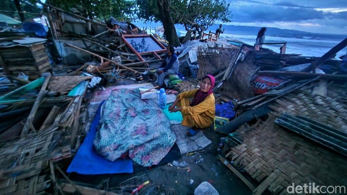 Pupun di lokasi warung yang dibongkar di Pantai Istiqomah.