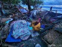 Derita Pupun Usai Warungnya Hancur