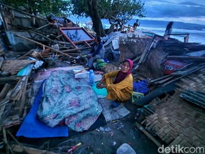 Derita Pupun Usai Warungnya Hancur
