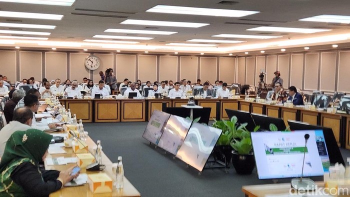 Rapat kerja Komisi XIII DPR bersama Menteri HAM Natalius Pigai.