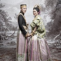 Diketahui busana adat Bugis yang dikenakan Rasyid dan Tamara merupakan rancangan desainer Biyan. Pesona addat Bugis yang playful membuat penampilan keduanya curi atensi. Foto: Instagram/@theleonardi