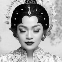 Penampilan Tamara dilengkapi dengan mahkota khas pengantin wanita Bugis dan Simpolong Teppong, semacam sanggul di bagian belakang kepalanya. Untuk menambah keanggunan, riasan Dadasa dipulaskan pada bagian kening Tamara. Foto: Instagram/@theleonardi