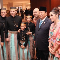 Prabowo Subianto juga tampak hadir di acara pernikahan Tamara dan Rasyid. Ia tampak mengenakan setelan jas dipadukan dengan kemeja putih dan dasi biru. Foto: Instagram/@ebyfamily