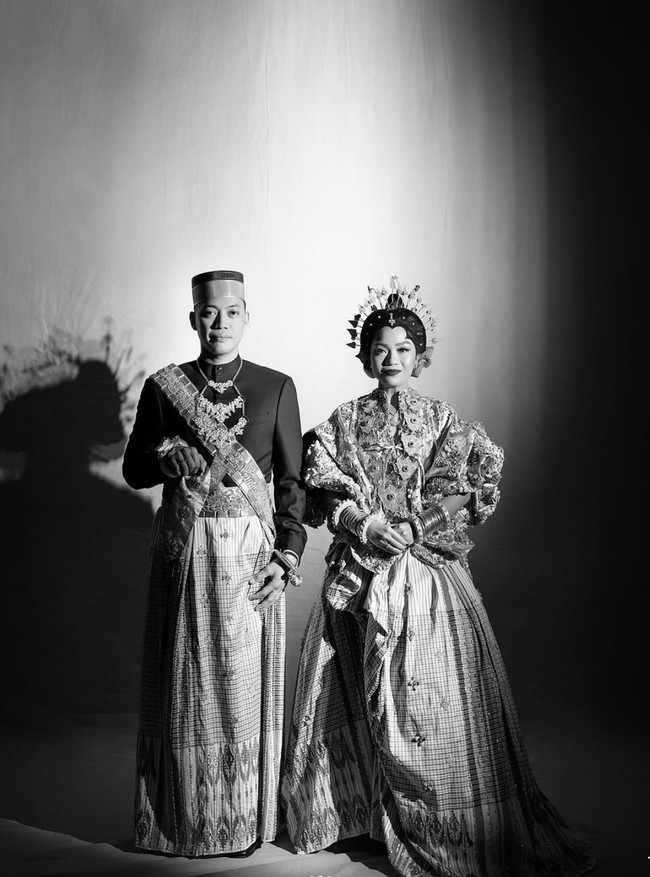 Berbeda dari akad nikah yang mengusung adat Palembang, untuk acara resepsi Rasyid Rajasa dan cucu Jusuf Kalla, Tamara Kalla, memilih mengusung adat Bugis. Adat Bugis sendiri dipilih karena sesuai dengan garis keturunan keluarga Tamara Kalla. Foto: Instagram/@theleonardi