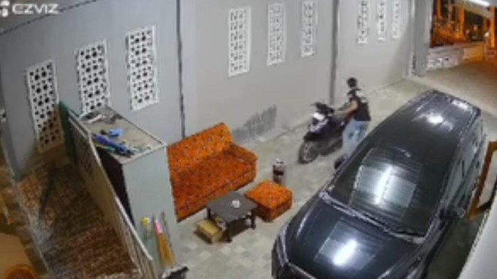 Rekaman CCTV pencurian motor di vila Tretes