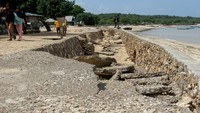 Selain rumah, banjir juga mengakibatkan tanggul pantai rusak.  
