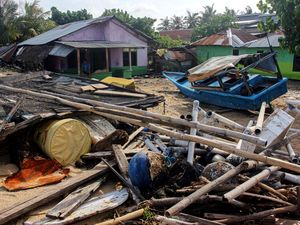 Rumah dan Tanggul Rusak Diterjang Banjir Rob di Kupang