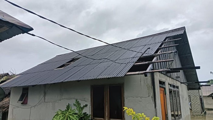 Rumah rusak diterjang angin puting beliung di Kabupaten Kepulauan Tanimbar.