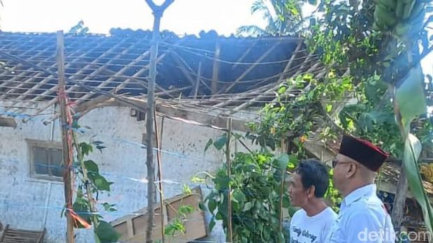 Rumah rusak tertimpa pohon dan angin kencang di Tasikmalaya