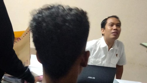 Satresnarkoba Polres Lombok Timur memeriksa H, calon pengantin yang ditangkap akibat menjadi pengedar narkoba, Rabu (5/2/2025). (Dok. Polres Lombok Timur)