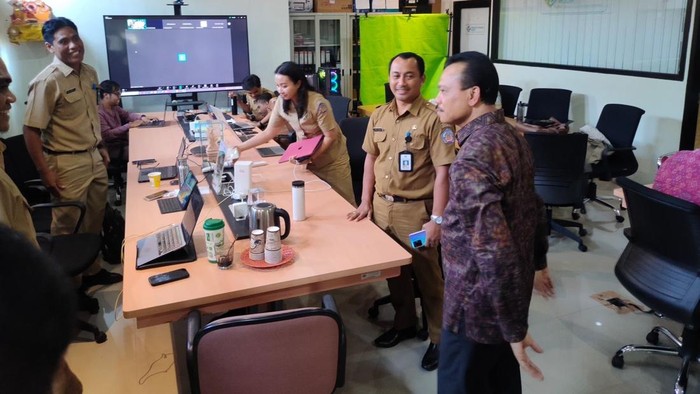 Sekda Bali Dewa Made Indra melakukan sidak ke kantor dinas pemprov memastikan seluruh pegawai menggunakan botol minum atau tumbler, Rabu (5/2/2025). (Humas Pemprov)