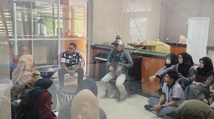 Siswa SMAN 17 Makassar saat mempertanyakan problem SNPB 2025 di Disdik Sulsel.