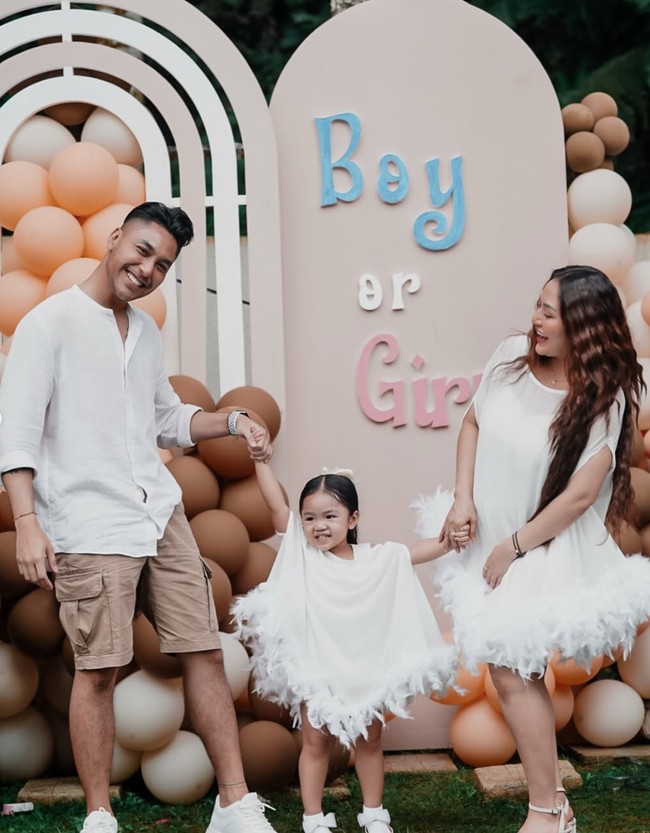 Krisjiana, Siti, dan putri pertamanya, Xarena, tampil kompak dalam balutan busana berwarna putih. Siti dan Xarena memilih mengenakan dress, sementara Krisjiana memadukan kemeja putihnya dengan celana pendek berwarna coklat, senada dengan warna dekorasi yang dipilih. Foto: Instagram/@sitibadriahh