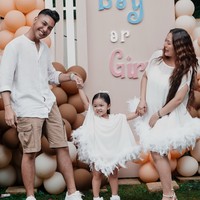 Krisjiana, Siti, dan putri pertamanya, Xarena, tampil kompak dalam balutan busana berwarna putih. Siti dan Xarena memilih mengenakan dress, sementara Krisjiana memadukan kemeja putihnya dengan celana pendek berwarna coklat, senada dengan warna dekorasi yang dipilih. Foto: Instagram/@sitibadriahh