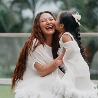 Siti dan Xarena memilih kenakan dress kembar. Bagian bawah dress tersebut tampak dipercantik dengan rumbai bulu warna senada. Foto: Instagram/@sitibadriahh