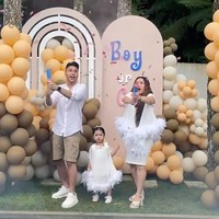 Masuk ke inti acara, Krisjiana dan Siti tampak membuka confefetti yang dipegangnya. Confetti tersebut berisi warna yang melambangkan jenis kelamin sang jabang bayi. Terlihat confetti tersebut mengeluarkan potongan kertas berwarna pink yang menandakan calon anak kedua Siti dan Krisjiana berjenis kelamin perempuan. Foto: Instagram/@sitibadriahh