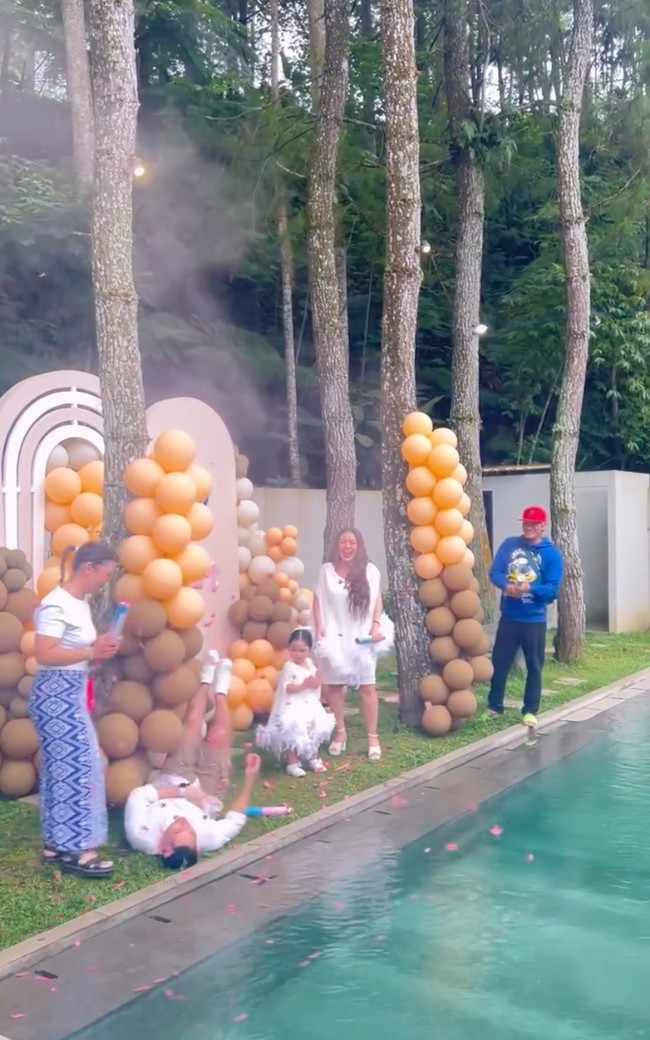 Kembali akan memperoleh anak perempuan, Krisjiana bahkan sampai pura-pura pingsan usai mengetahui jenis kelamin calon anak keduanya itu. Tingkah kocak Krisjiana mengundang tawa para hadirin yang hadir di sana. Foto: Instagram/@sitibadriahh