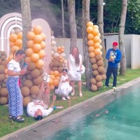 Kembali akan memperoleh anak perempuan, Krisjiana bahkan sampai pura-pura pingsan usai mengetahui jenis kelamin calon anak keduanya itu. Tingkah kocak Krisjiana mengundang tawa para hadirin yang hadir di sana. Foto: Instagram/@sitibadriahh