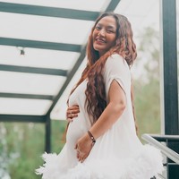 Baby bump di perut Siti juga terlihat sudah semakin besar. Dengan rambut panjang bergayaa mermaid curl yang dibiarkan terurai serta riasan wajah natural, penampilan Siti terlihat simpel. Foto: Instagram/@sitibadriahh