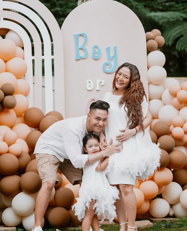 Siti Badriah dan suaminya, Krisjiana baru-baru ini menggelar acara gender reveal untuk calon anak keduanya. Ketiganya dekorasi dengan dominasi warna coklat bertuliskan Boy or Girl. Foto: Instagram/@sitibadriahh