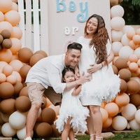 Siti Badriah dan suaminya, Krisjiana baru-baru ini menggelar acara gender reveal untuk calon anak keduanya. Ketiganya dekorasi dengan dominasi warna coklat bertuliskan Boy or Girl. Foto: Instagram/@sitibadriahh