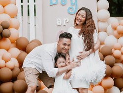 7 Foto Gender Reveal Siti Badriah, Kocak Krisjiana Sampai Pura-pura Pingsan