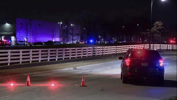 Situasi di lokasi penembakan mematikan di gudang komestik di Ohio, AS. (WSYX via AP)
