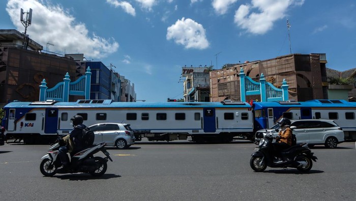 Kereta perintis Batara Kresna melintas jalur rel di kawasan Gladak Solo, Jawa Tengah, Rabu (5/2/2025). Rangkaian kereta Batara Kresna dengan jenis kereta diesel kelas 1 atau kelas eksekutif tersebut menggantikan rangkaian sebelumnya dengan jenis rail bus guna meningkatkan konektivitas dan mobilitas masyarakat dengan rute Stasiun Purwosari Solo- Stasiun Wonogiri. ANTARAFOTO/Maulana Surya/rwa.