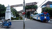 Kereta perintis Batara Kresna melintas jalur rel di kawasan Gladak Solo, Jawa Tengah, Rabu (5/2/2025).