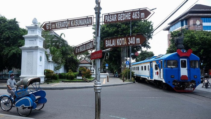Kereta perintis Batara Kresna melintas jalur rel di kawasan Gladak Solo, Jawa Tengah, Rabu (5/2/2025). Rangkaian kereta Batara Kresna dengan jenis kereta diesel kelas 1 atau kelas eksekutif tersebut menggantikan rangkaian sebelumnya dengan jenis rail bus guna meningkatkan konektivitas dan mobilitas masyarakat dengan rute Stasiun Purwosari Solo- Stasiun Wonogiri. ANTARAFOTO/Maulana Surya/rwa.