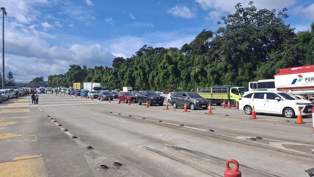 Suasana di GT Ciawi usai kecelakaan maut (Sholihin/detikcom)