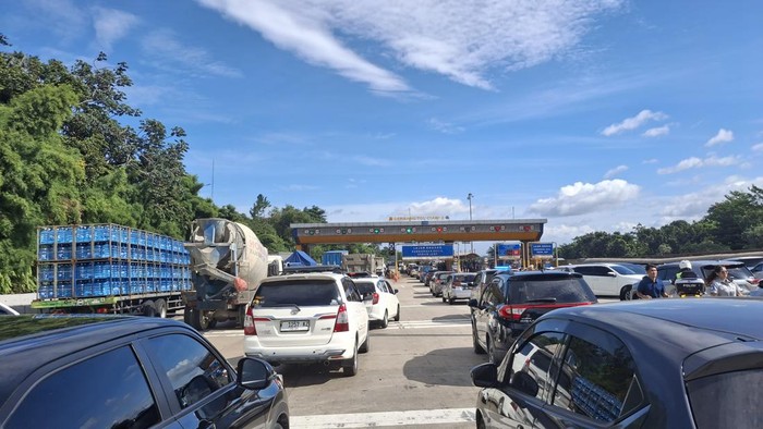 Suasana di GT Ciawi usai kecelakaan maut (Sholihin/detikcom)