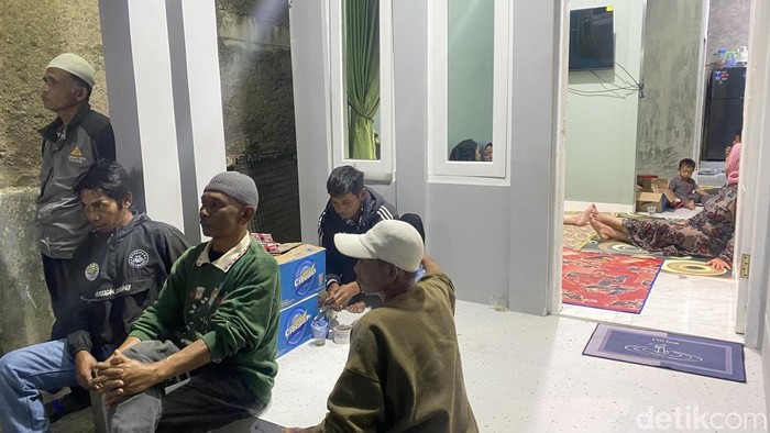 Suasana di rumah duka Yana, korban kecelakaan di GT Ciawi.