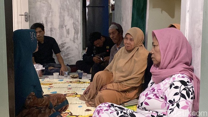 Suasana rumah duka Yana di Sukabumi korban laka maut di Gerbang Tol Ciawi.