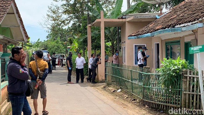 Suasana rumah salah seorang warga Tasikmalaya yang dikabarkan ditangkap Densus 88.